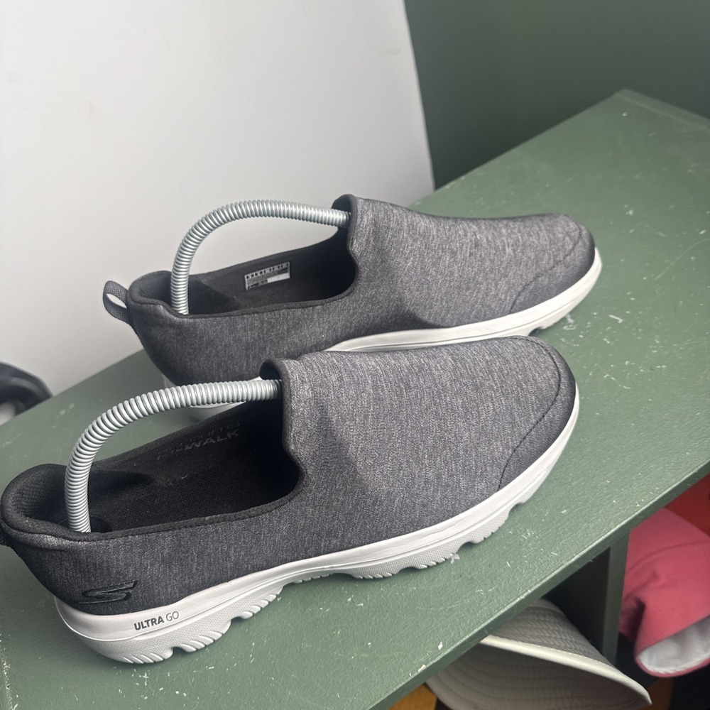 SKECHERS Women's Ultra Go Goga Mat Quick Fit Slip On Walking US Size 9 / EU 39